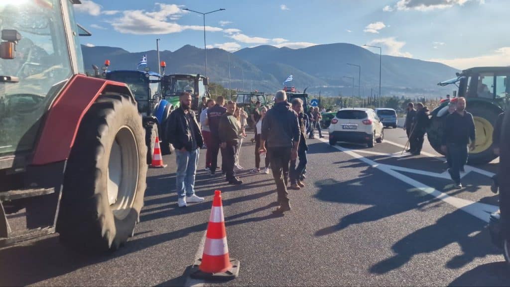 Πάτρα: Κλειστή η Ολυμπία οδός! Συνεχίζεται το μπλόκο στην Περιμετρική! Αυξημένη κίνηση στην πόλη Πάτρα: Κλειστή η Ολυμπία οδός! Συνεχίζεται το μπλόκο στην Περιμετρική! Αυξημένη κίνηση στην πόλη