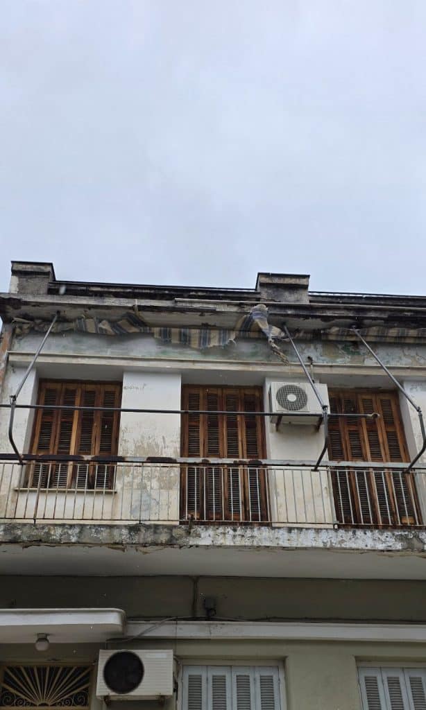 Πάτρα: ΑΠΟ ΘΑΥΜΑ ΔΕΝ ΘΡΗΝΗΣΑΜΕ  ΘΥΜΑΤΑ! Πέφτουν τζάμια και μάρμαρα από κτίρια! Στο κέντρο και τα Προσφυγικά