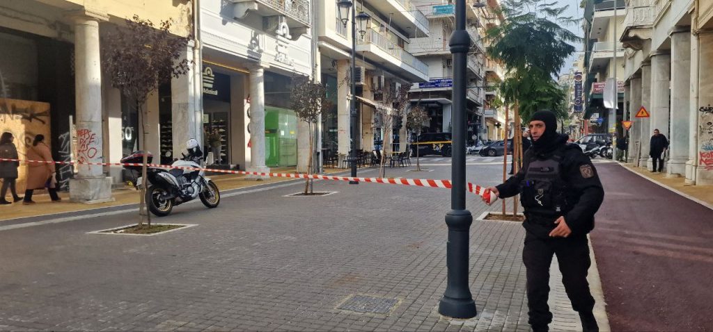 Πάτρα: ΑΠΟ ΘΑΥΜΑ ΔΕΝ ΘΡΗΝΗΣΑΜΕ  ΘΥΜΑΤΑ! Πέφτουν τζάμια και μάρμαρα από κτίρια! Στο κέντρο και τα Προσφυγικά