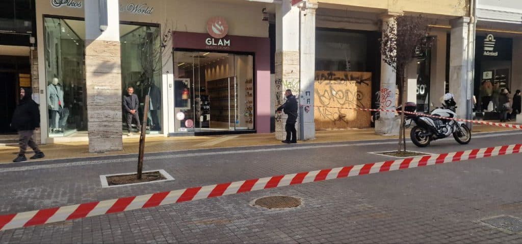 Πάτρα: ΑΠΟ ΘΑΥΜΑ ΔΕΝ ΘΡΗΝΗΣΑΜΕ  ΘΥΜΑΤΑ! Πέφτουν τζάμια και μάρμαρα από κτίρια! Στο κέντρο και τα Προσφυγικά