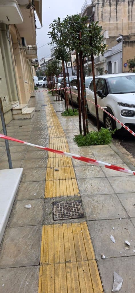 Πάτρα: ΑΠΟ ΘΑΥΜΑ ΔΕΝ ΘΡΗΝΗΣΑΜΕ  ΘΥΜΑΤΑ! Πέφτουν τζάμια και μάρμαρα από κτίρια! Στο κέντρο και τα Προσφυγικά