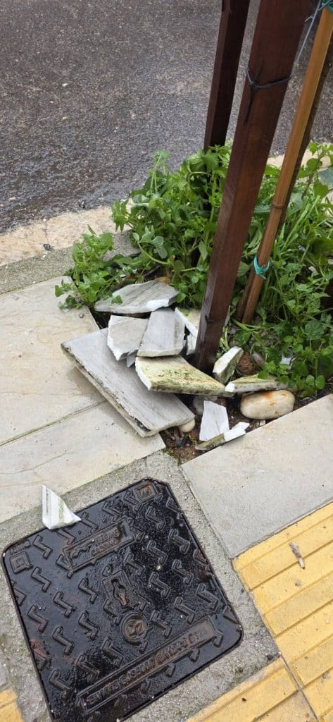 Πάτρα: ΑΠΟ ΘΑΥΜΑ ΔΕΝ ΘΡΗΝΗΣΑΜΕ  ΘΥΜΑΤΑ! Πέφτουν τζάμια και μάρμαρα από κτίρια! Στο κέντρο και τα Προσφυγικά