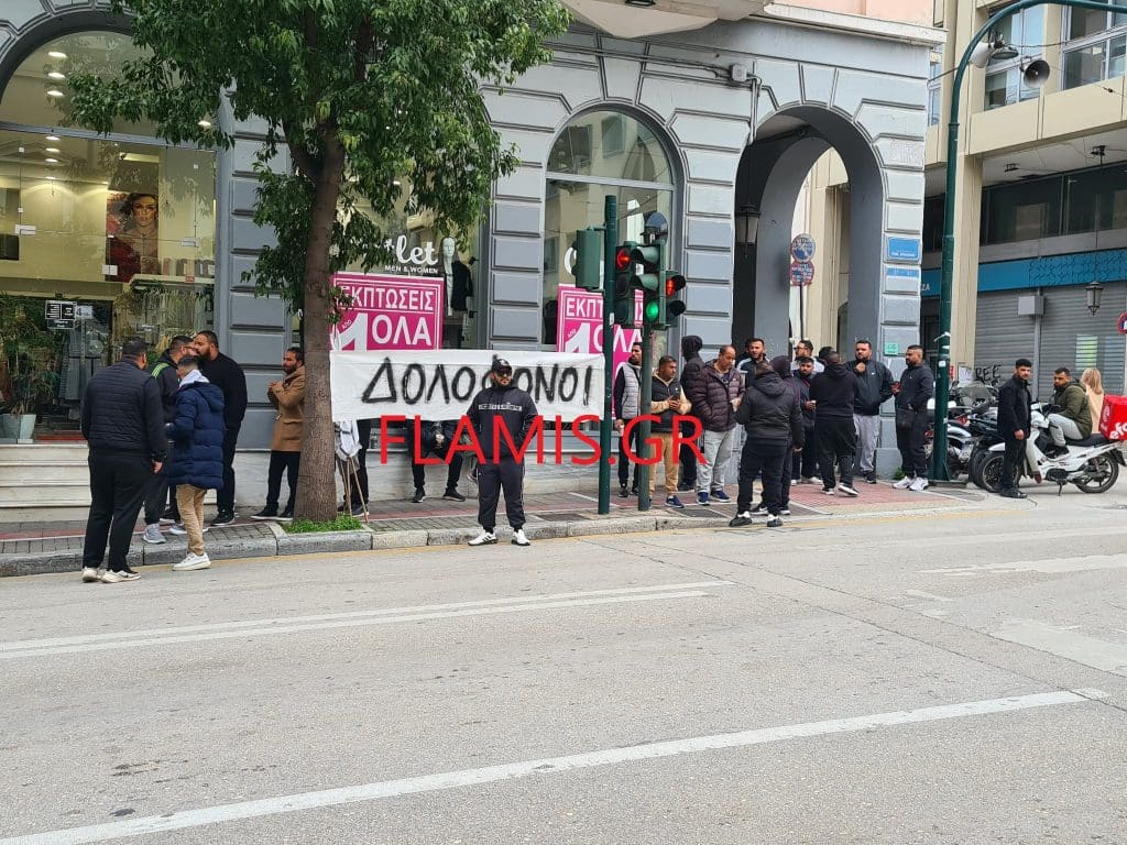 Πάτρα: Αναρτήθηκε πανό έξω από τα Δικαστήρια - Ισχυρή δύναμη της ΕΛ.ΑΣ.