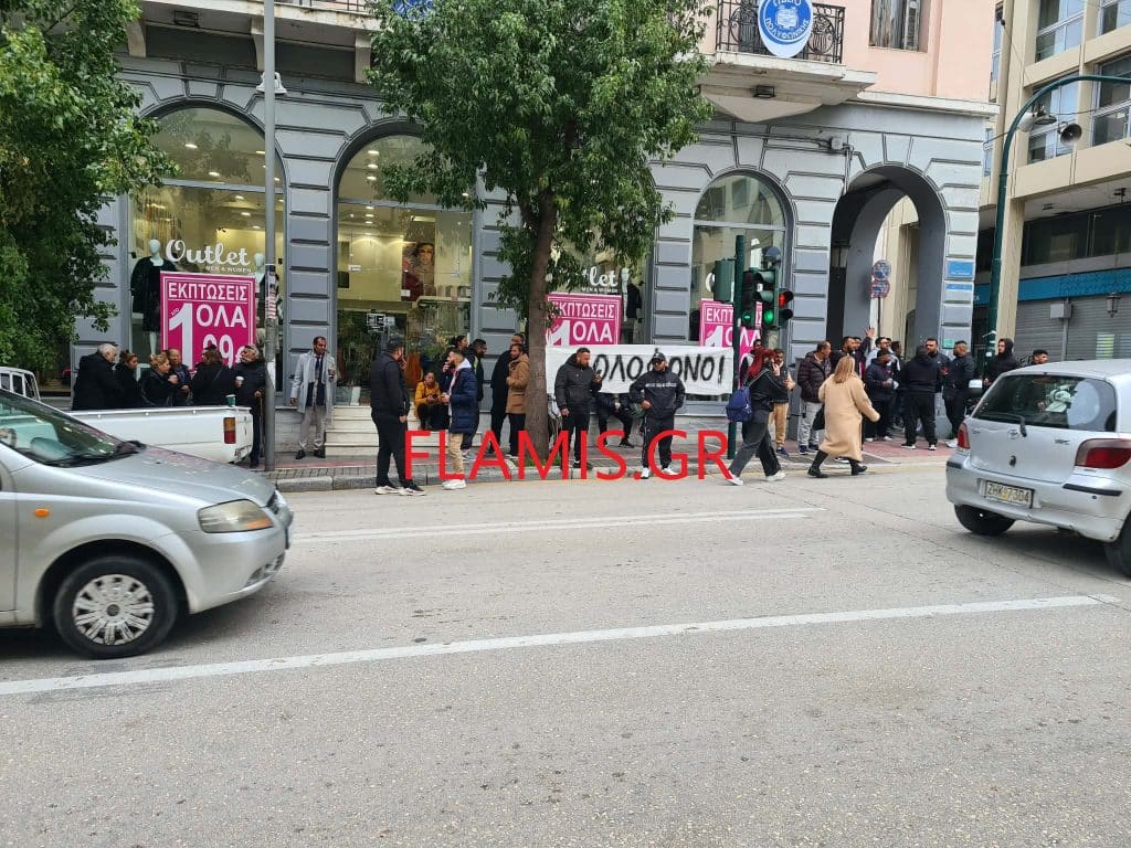 Πάτρα: Αναρτήθηκε πανό έξω από τα Δικαστήρια - Ισχυρή δύναμη της ΕΛ.ΑΣ. Πάτρα: Αναρτήθηκε πανό έξω από τα Δικαστήρια - Ισχυρή δύναμη της ΕΛ.ΑΣ.