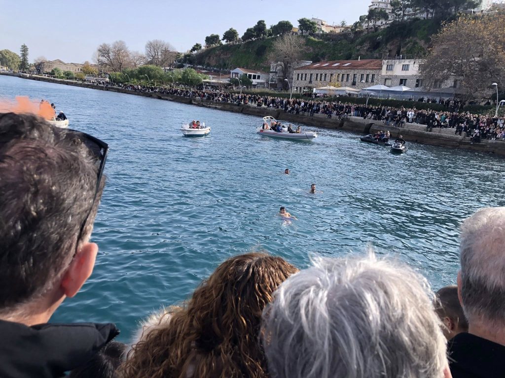 Δείτε φωτό: Ο αγιασμός των υδάτων στο Αίγιο