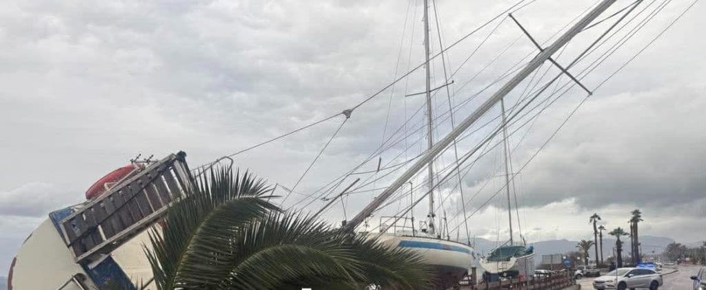 Πάτρα - φωτό: Ζημιές στο Καρνάγιο στην Ηρώων Πολυτεχνείου από την κακοκαιρία