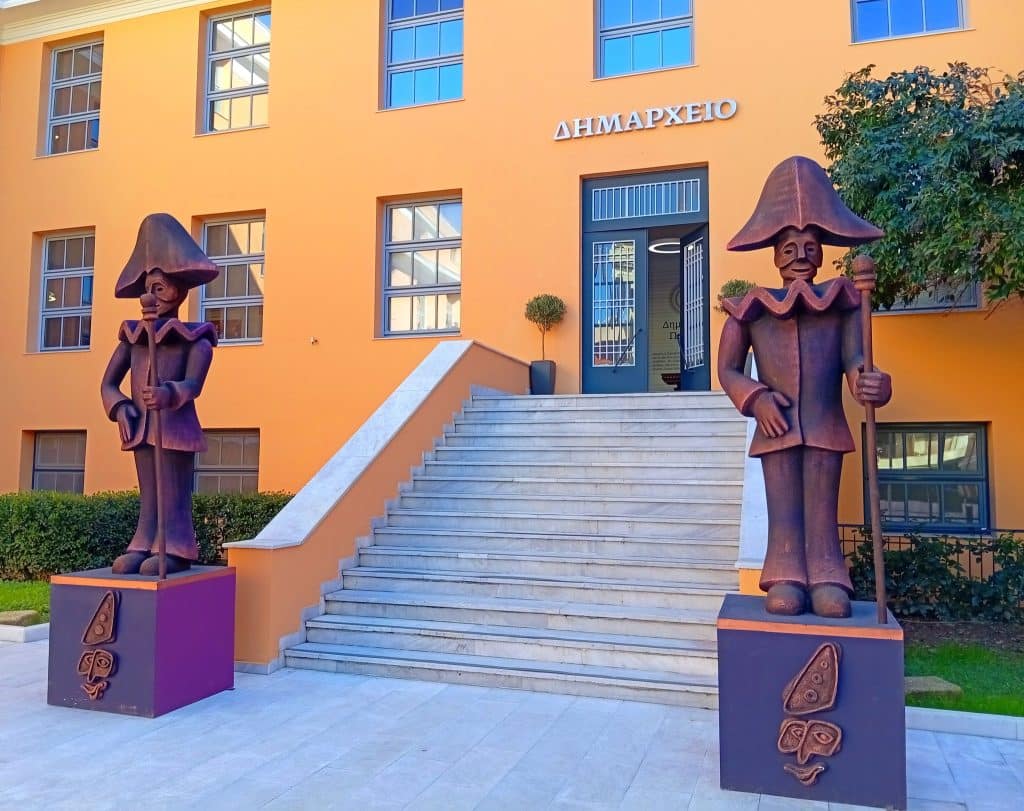 Πάτρα: Στολίζεται καρναβαλικά το Δημαρχείο