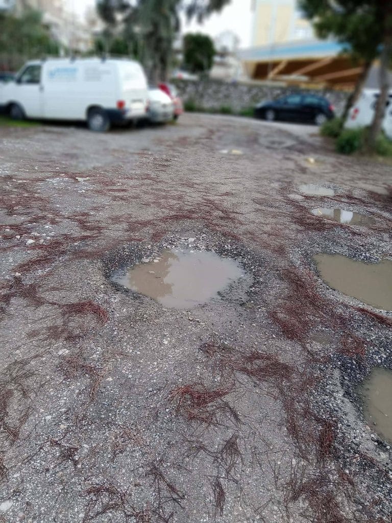 Πάτρα - φωτό: Λίμνες μέσα στο δημοτικό πάρκινγκ Αγίου Διονυσίου