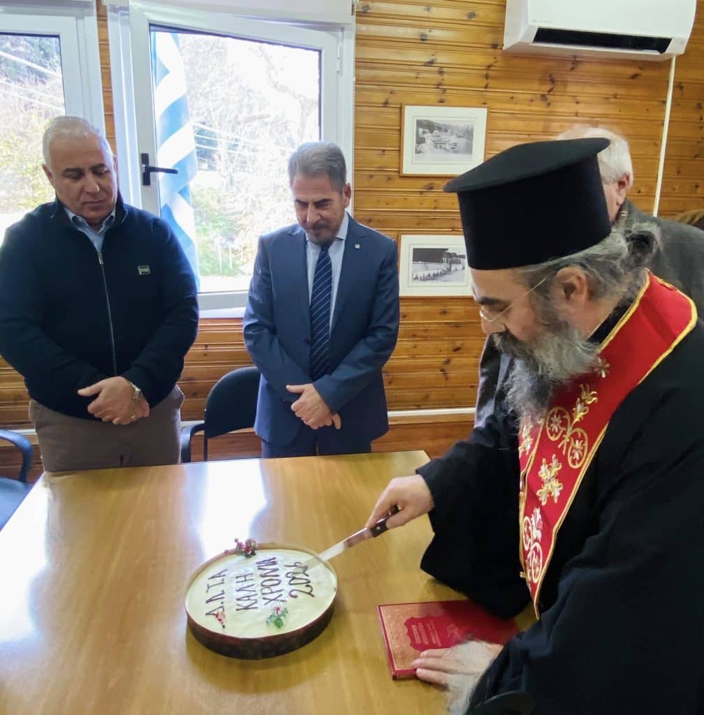 Την πρωτοχρονιάτικη πίτα τους έκοψαν τα μέλη του Δημοτικού Λιμενικού Ταμείου Αιγιαλείας - φωτο