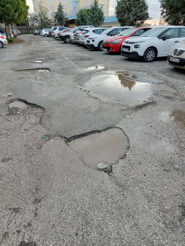 Πάτρα - φωτό: Λίμνες μέσα στο δημοτικό πάρκινγκ Αγίου Διονυσίου