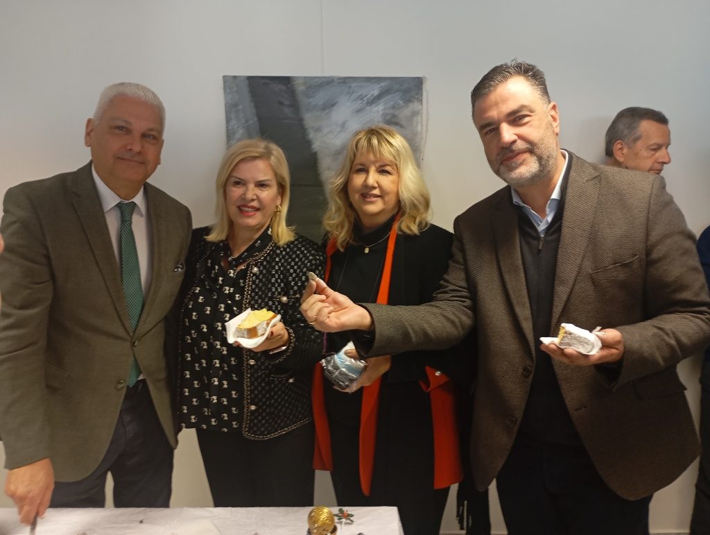 Πάτρα: Η Γεωργία Ντάτσικα στην κοπή της πρωτοχρονιάτικης πίτας της Περιφερειακής Ενότητας Αχαΐας