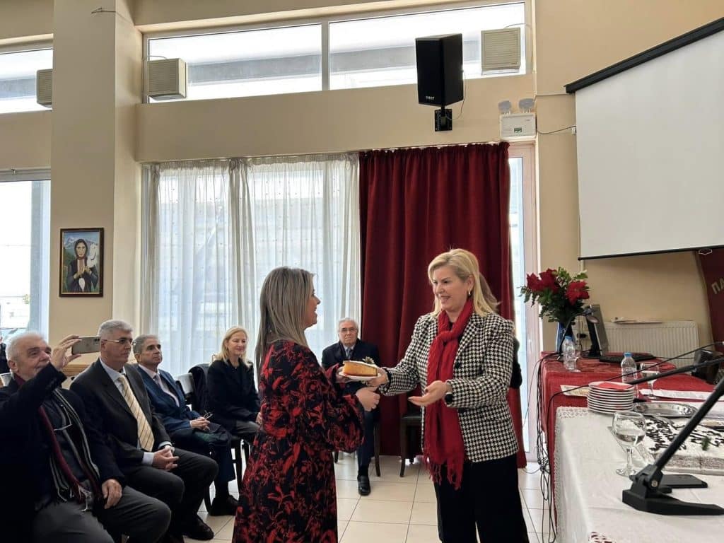 Πάτρα: Η Γεωργία Ντάτσικα στην πίτα των Ηπειρωτών - φωτο Πάτρα: Η Γεωργία Ντάτσικα στην πίτα των Ηπειρωτών - φωτο