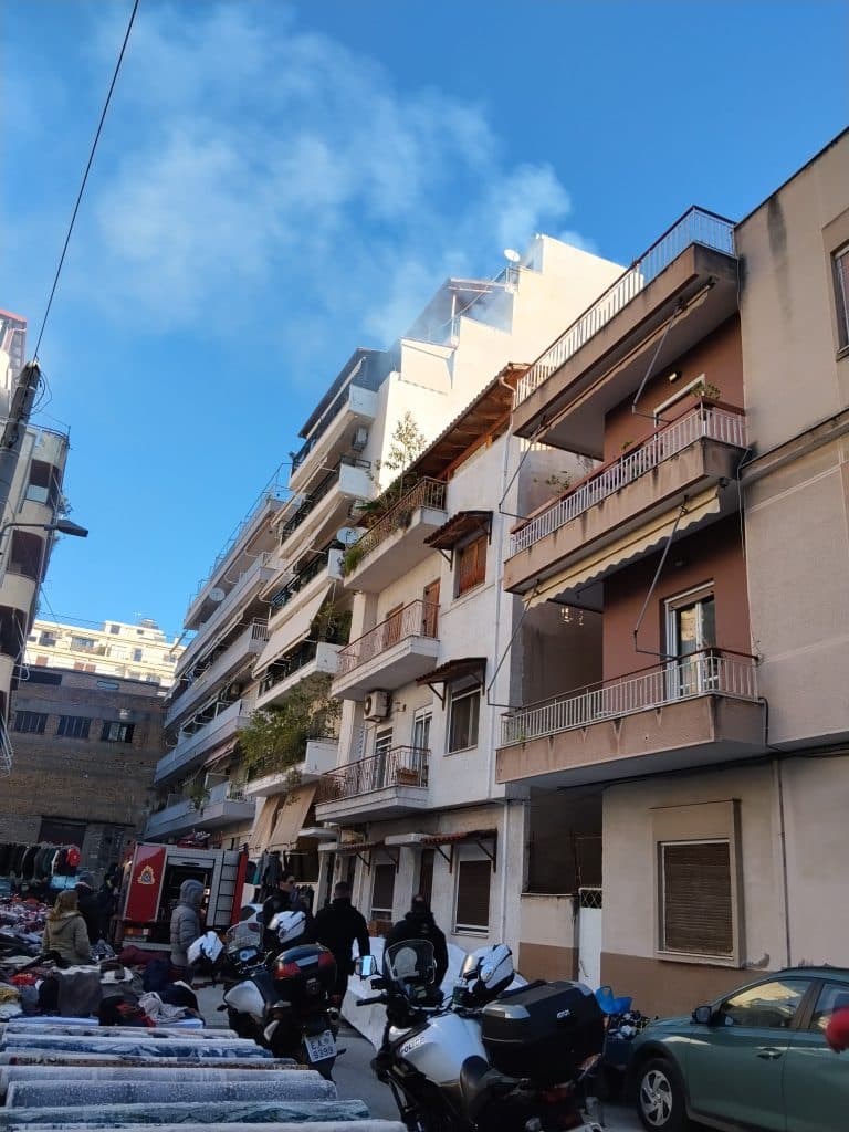 Πάτρα - φωτό: Επιασε φωτιά και λόγω λαϊκής και έργων... δεν περνούσε ασθενοφόρο Πάτρα - φωτό: Επιασε φωτιά και λόγω λαϊκής και έργων... δεν περνούσε ασθενοφόρο