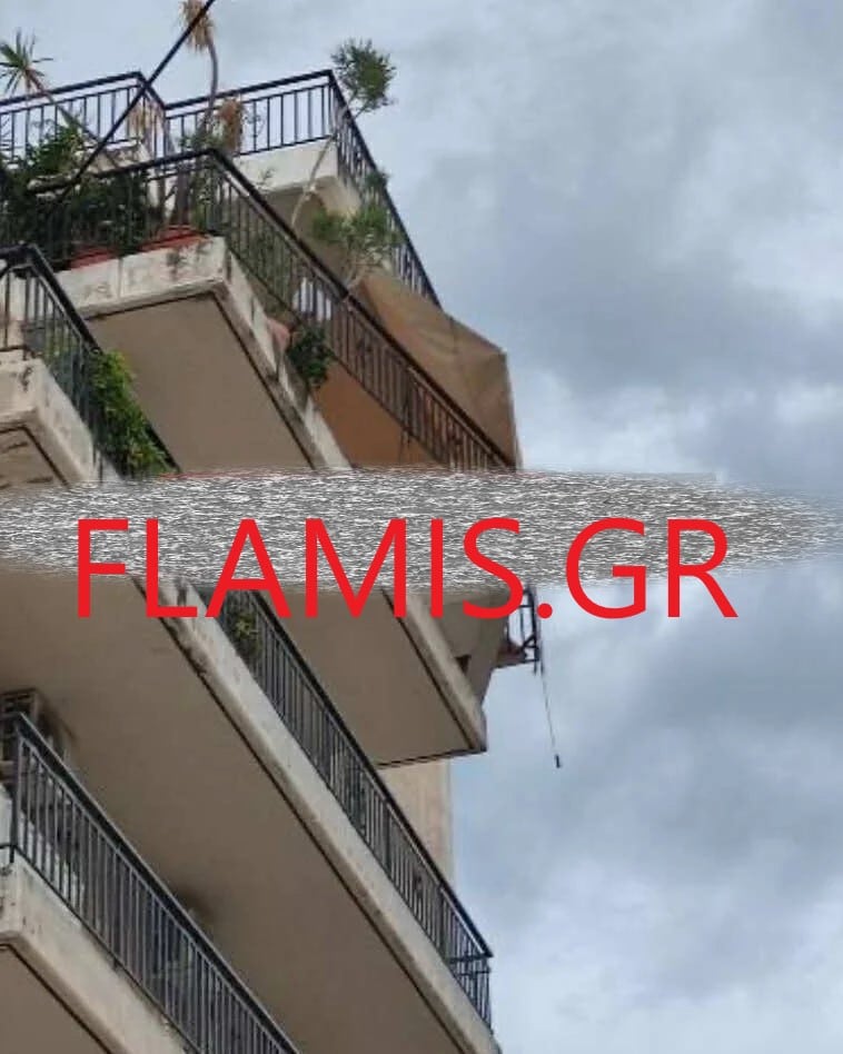 Πάτρα: Ο άνεμος "ξήλωσε" τα κάγκελα ολόκληρου μπαλκονιού - φωτο