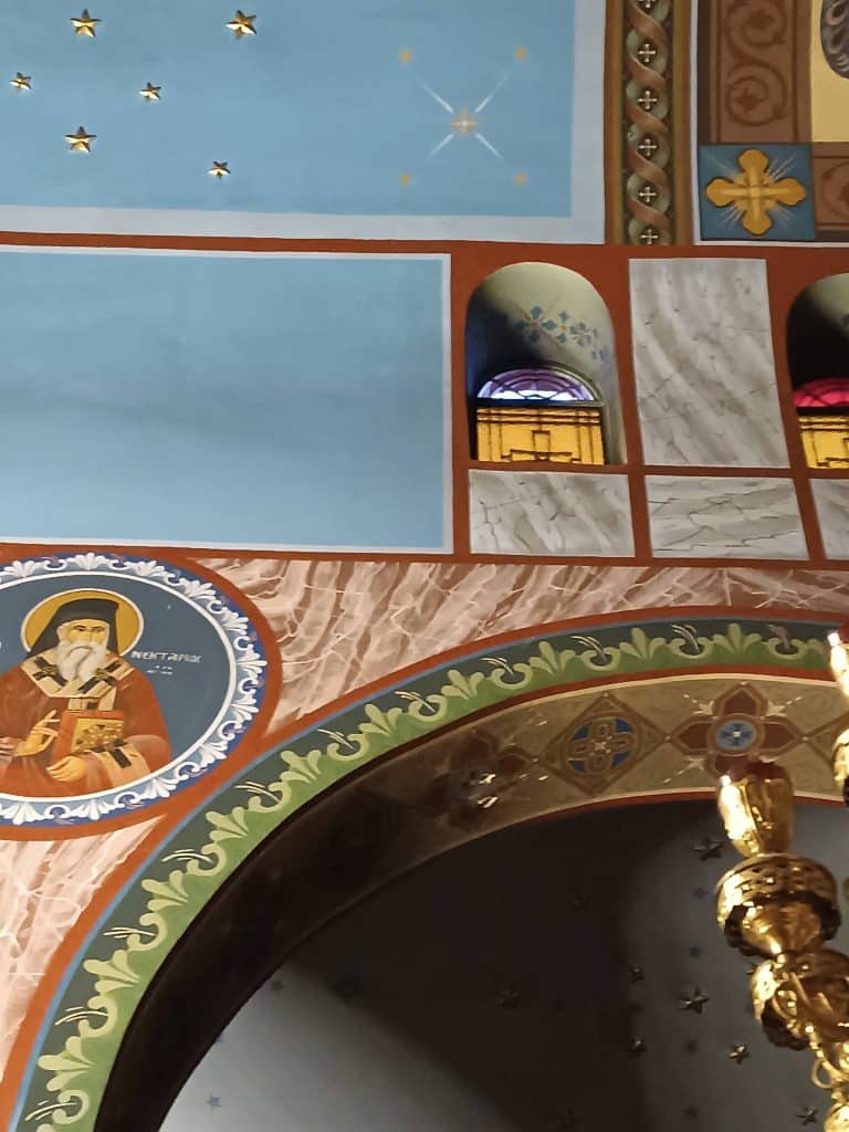 Αχαϊα: Ξεκόλλησαν μέχρι και φωτιστικά από εκκλησία λόγω του αέρα - φωτό