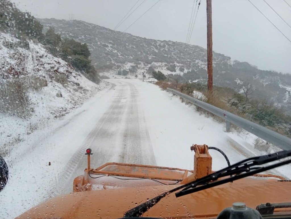 Ορεινή Αχαϊα: Καθημερινές παρεμβάσεις για να μείνουν ανοιχτοί οι δρόμοι - φωτό