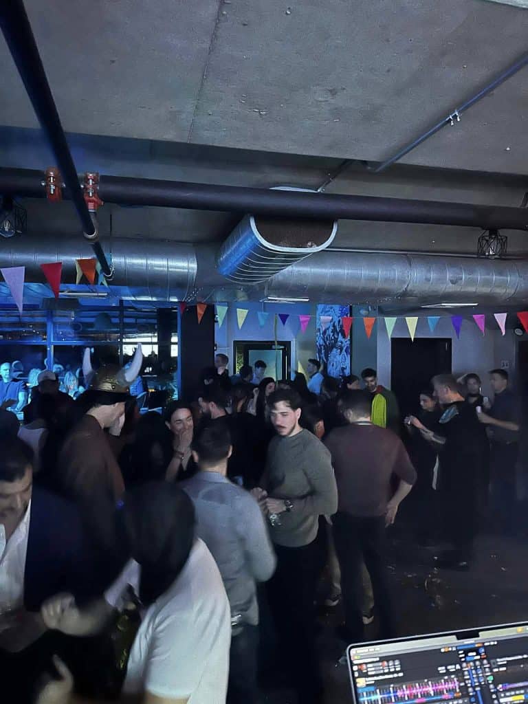 Χαμός στο πατρινό καρναβαλικό πάρτι στη Νέα Υόρκη! Ο Πατρινός επιχειρηματίας που έκλεψε την παράσταση με τα τραγούδια του