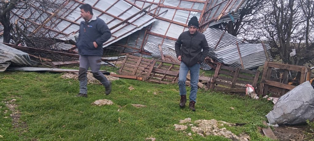 Απίστευτο: Ο άνεμος "σήκωσε" όλον τον στάβλο και χάθηκαν 60 πρόβατα! Ο ΕΛΓΑ Πάτρας στο σημείο - φωτο