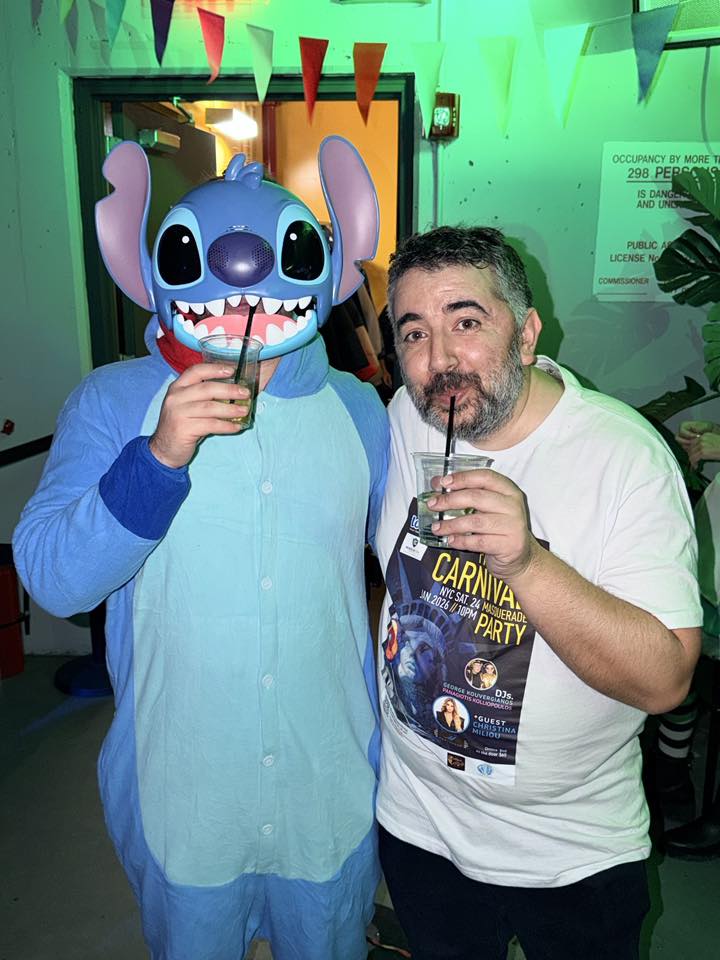 Χαμός στο πατρινό καρναβαλικό πάρτι στη Νέα Υόρκη! Ο Πατρινός επιχειρηματίας που έκλεψε την παράσταση με τα τραγούδια του