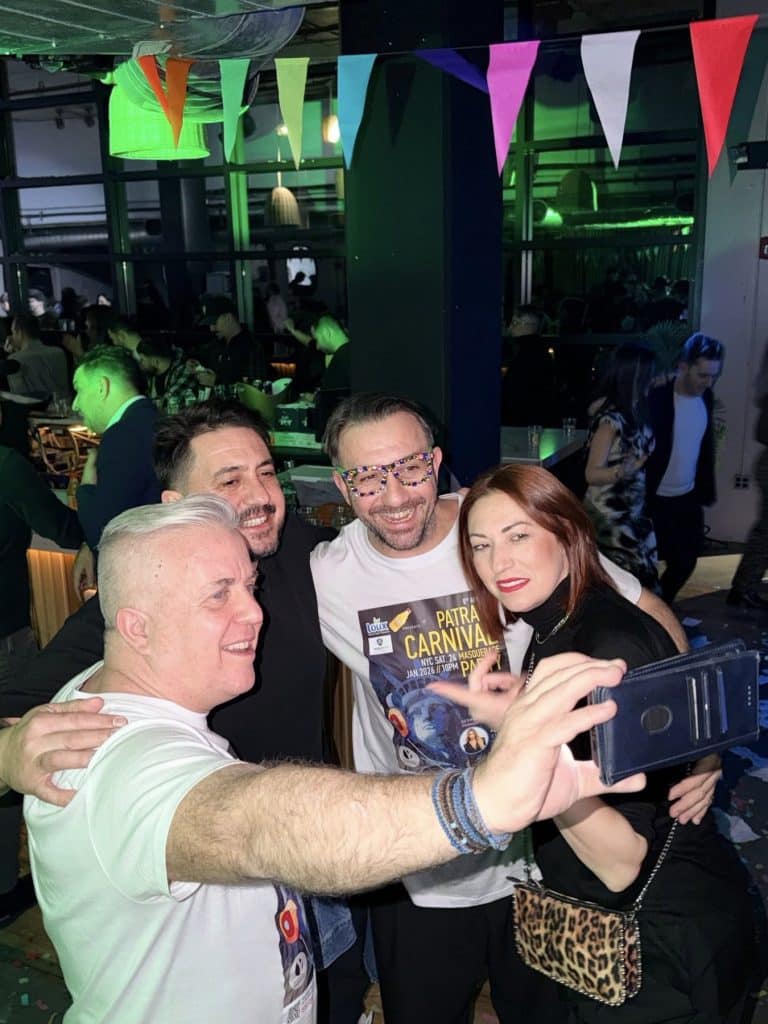 Χαμός στο πατρινό καρναβαλικό πάρτι στη Νέα Υόρκη! Ο Πατρινός επιχειρηματίας που έκλεψε την παράσταση με τα τραγούδια του
