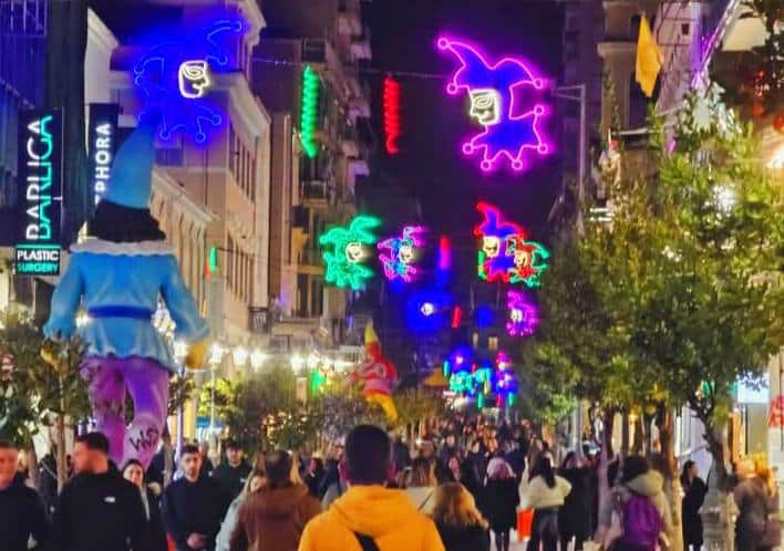 Κατάμεστη η αποκριάτικη Πάτρα - φωτο