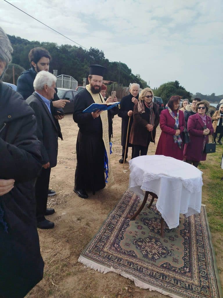 Δυτική Ελλάδα: Η διευθύντρια σχολείου που έπιασε τον σταυρό! βίντεο
