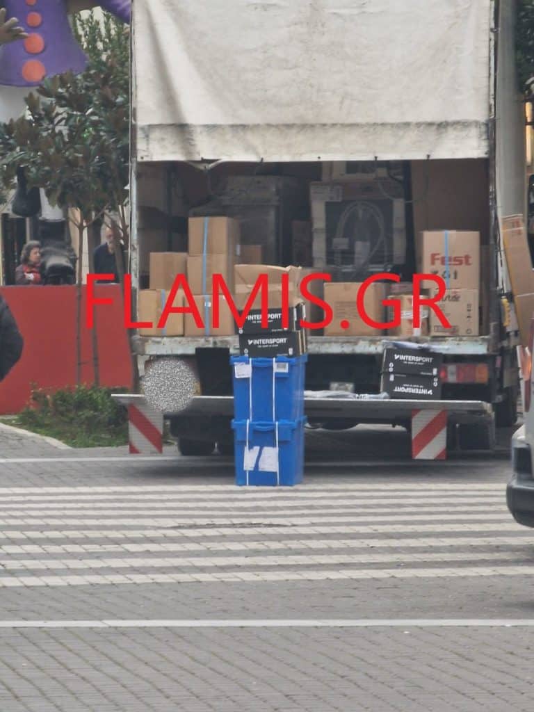 Πάτρα: Μπήκε φορτηγό στον πεζόδρομο και ακρωτηρίασε μπάστακα - φωτο! Αγανάκτηση καταστηματαρχών Πάτρα: Μπήκε φορτηγό στον πεζόδρομο και ακρωτηρίασε μπάστακα - φωτο! Αγανάκτηση καταστηματαρχών