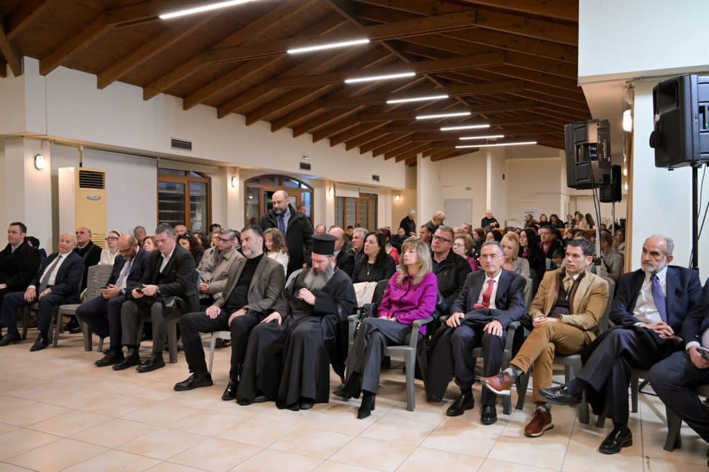 Πάτρα - φωτό: Ο Παγκαλαβρυτινός έκοψε την πίτα του