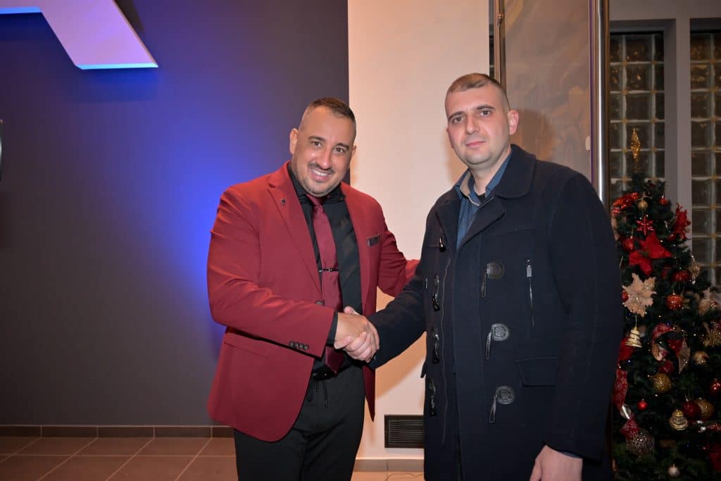 Γιορτινό κλίμα και κοπή πίτας στα γραφεία πασίγνωστου Πατρινού επιχειρηματία - φωτό!