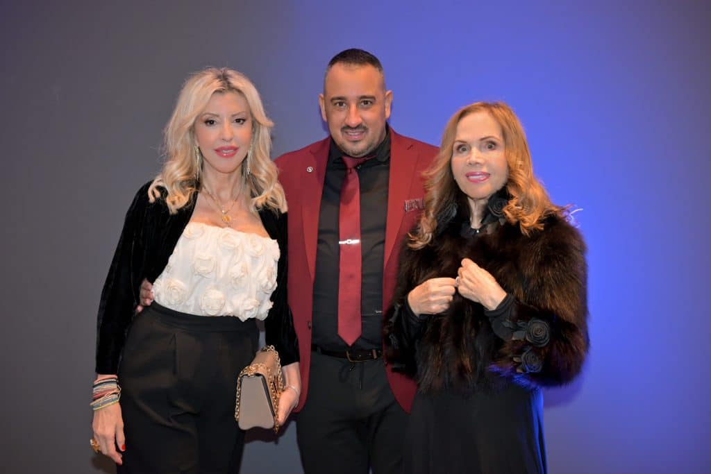 Γιορτινό κλίμα και κοπή πίτας στα γραφεία πασίγνωστου Πατρινού επιχειρηματία - φωτό!