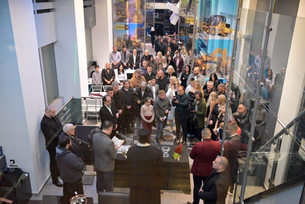 Γιορτινό κλίμα και κοπή πίτας στα γραφεία πασίγνωστου Πατρινού επιχειρηματία - φωτό!