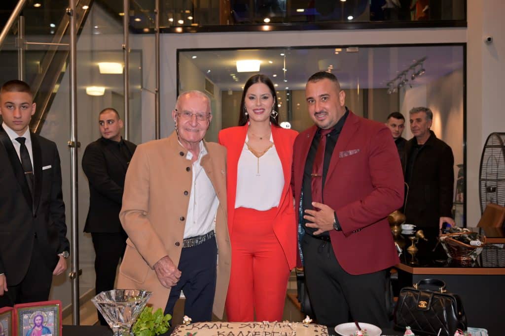 Γιορτινό κλίμα και κοπή πίτας στα γραφεία πασίγνωστου Πατρινού επιχειρηματία - φωτό!