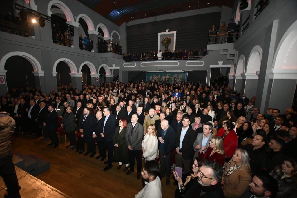 Πάτρα: Κατάμεστο το Royal για τον Κώστα Σβόλη - Ποιοι πήγαν - φωτό