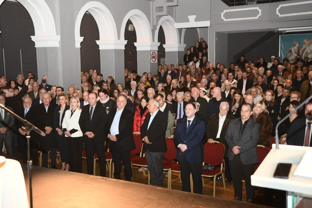 Πάτρα: Κατάμεστο το Royal για τον Κώστα Σβόλη - Ποιοι πήγαν - φωτό