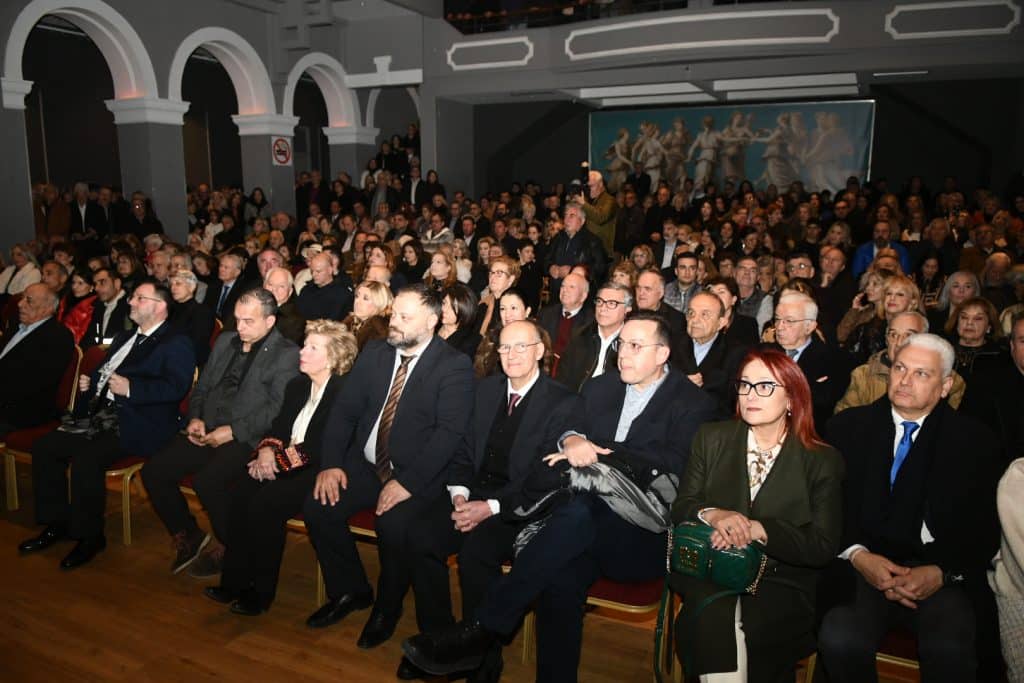 Πάτρα: Κατάμεστο το Royal για τον Κώστα Σβόλη - Ποιοι πήγαν - φωτό