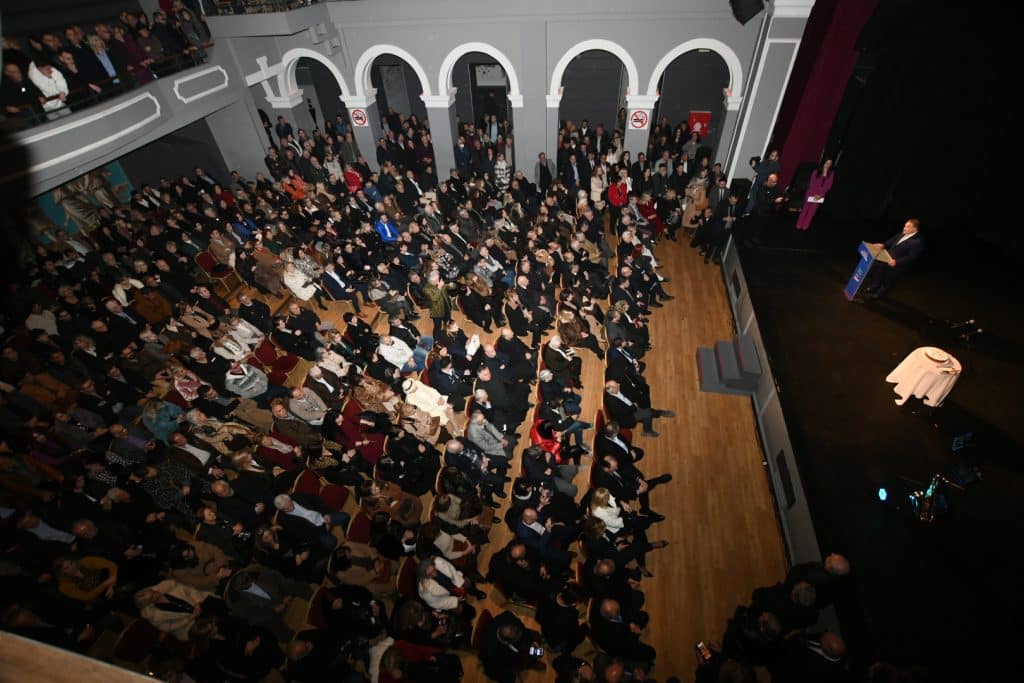 Πάτρα: Κατάμεστο το Royal για τον Κώστα Σβόλη - Ποιοι πήγαν - φωτό