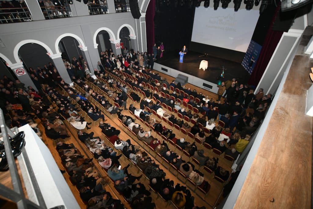 Πάτρα: Κατάμεστο το Royal για τον Κώστα Σβόλη - Ποιοι πήγαν - φωτό