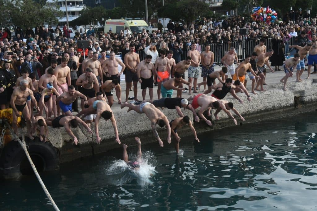 Πάτρα - φωτό: Η Δημοτική Αρχή στις εκδηλώσεις των Θεοφανείων Πάτρα - φωτό: Η Δημοτική Αρχή στις εκδηλώσεις των Θεοφανείων