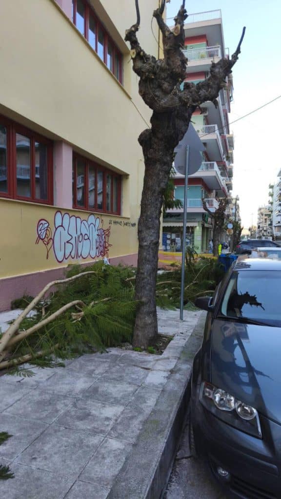 Πάτρα: Πεζοδρόμιο κατειλημμένο από κλαδιά