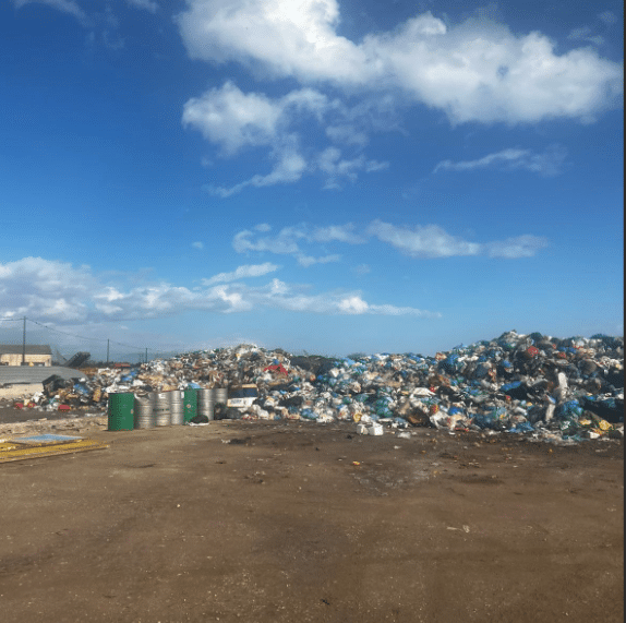 «Υγειονοµική βόµβα» στην Αχαϊα– Γεμάτο από σκουπίδια το πρώην Εργοστάσιο Ορφανίδη (Φώτο)