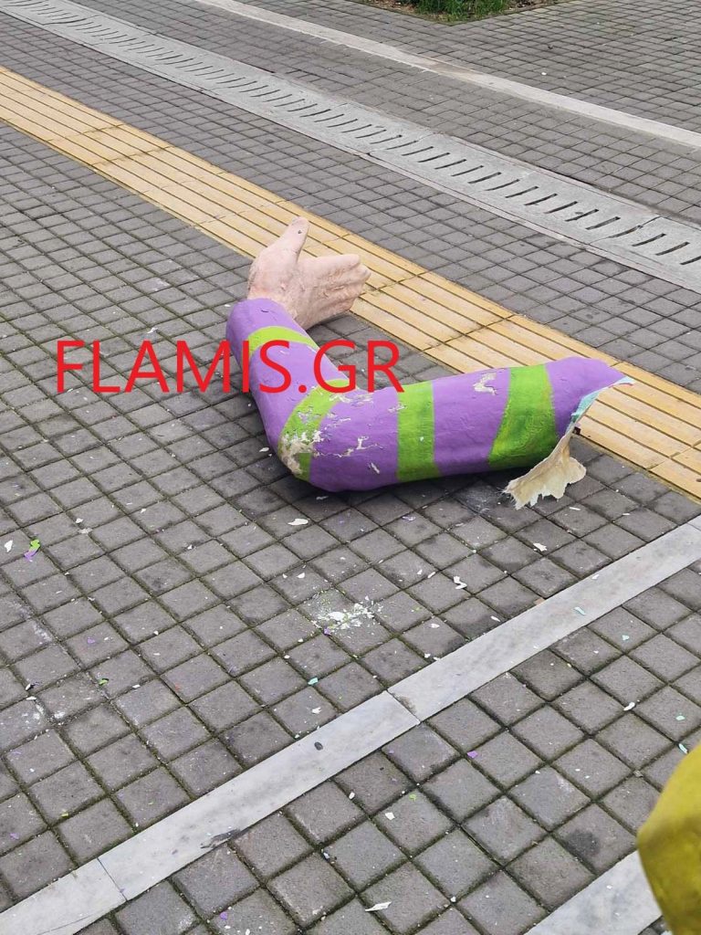 Πάτρα: Μπήκε φορτηγό στον πεζόδρομο και ακρωτηρίασε μπάστακα - φωτο! Αγανάκτηση καταστηματαρχών