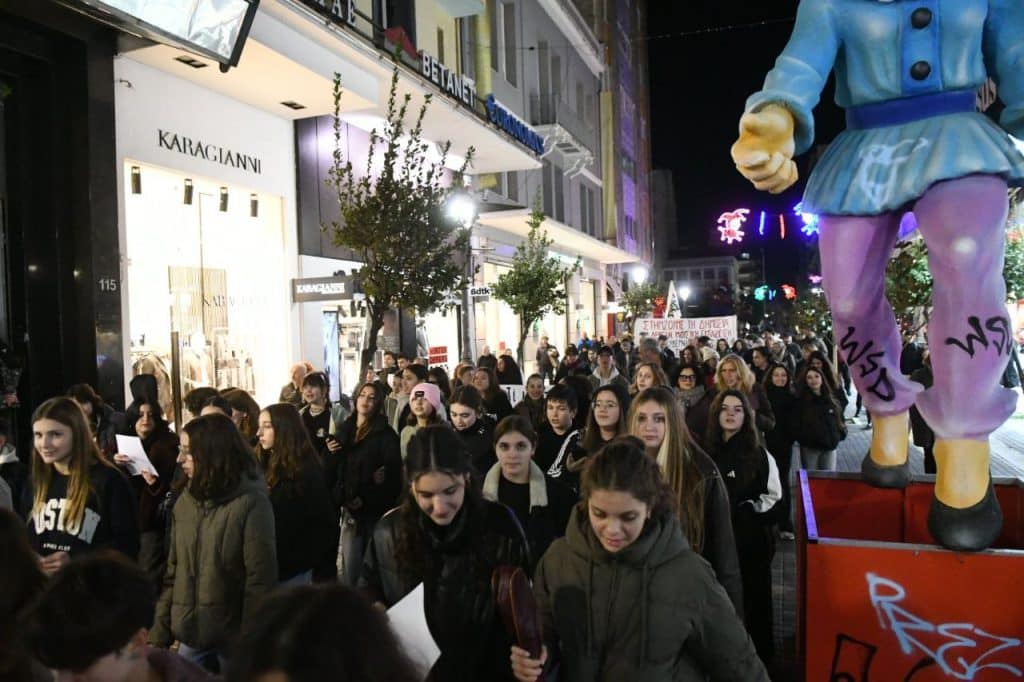 Πάτρα: Συγκίνησαν οι μαθητές του Μουσικού Σχολείου! Στους δρόμους για τα βασικά αιτήματά τους - φωτο
