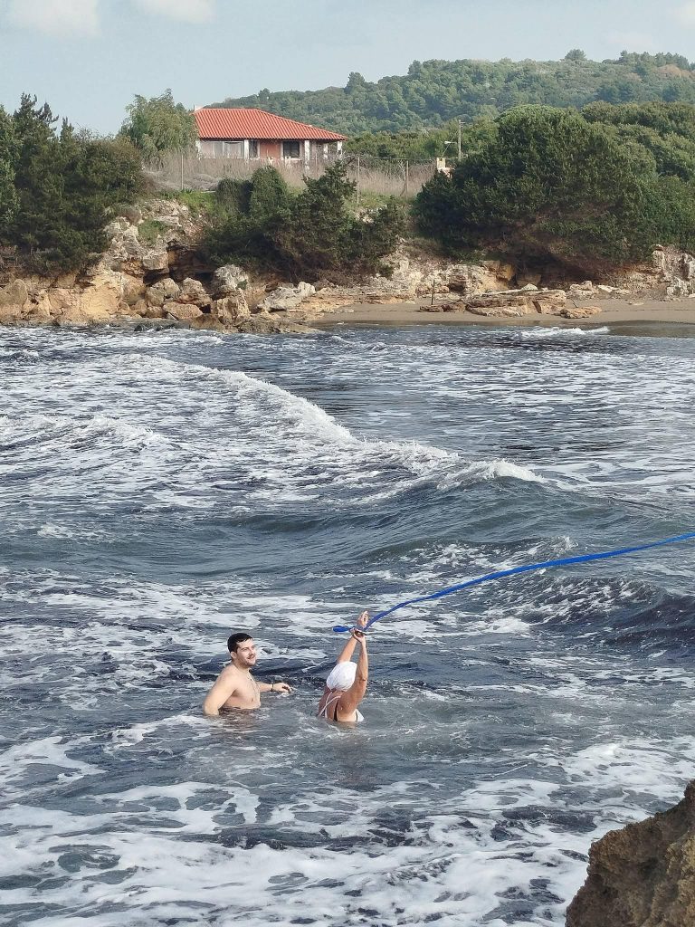 Δυτική Ελλάδα: Η διευθύντρια σχολείου που έπιασε τον σταυρό! βίντεο