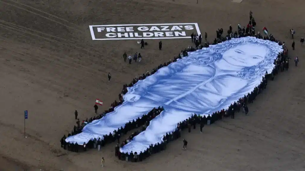 Βαρκελώνη: Συγκλονιστικό αντίο στην 6χρονη Χιντ από τη Γάζα – Το πορτρέτο της που «σκέπασε» την παραλία