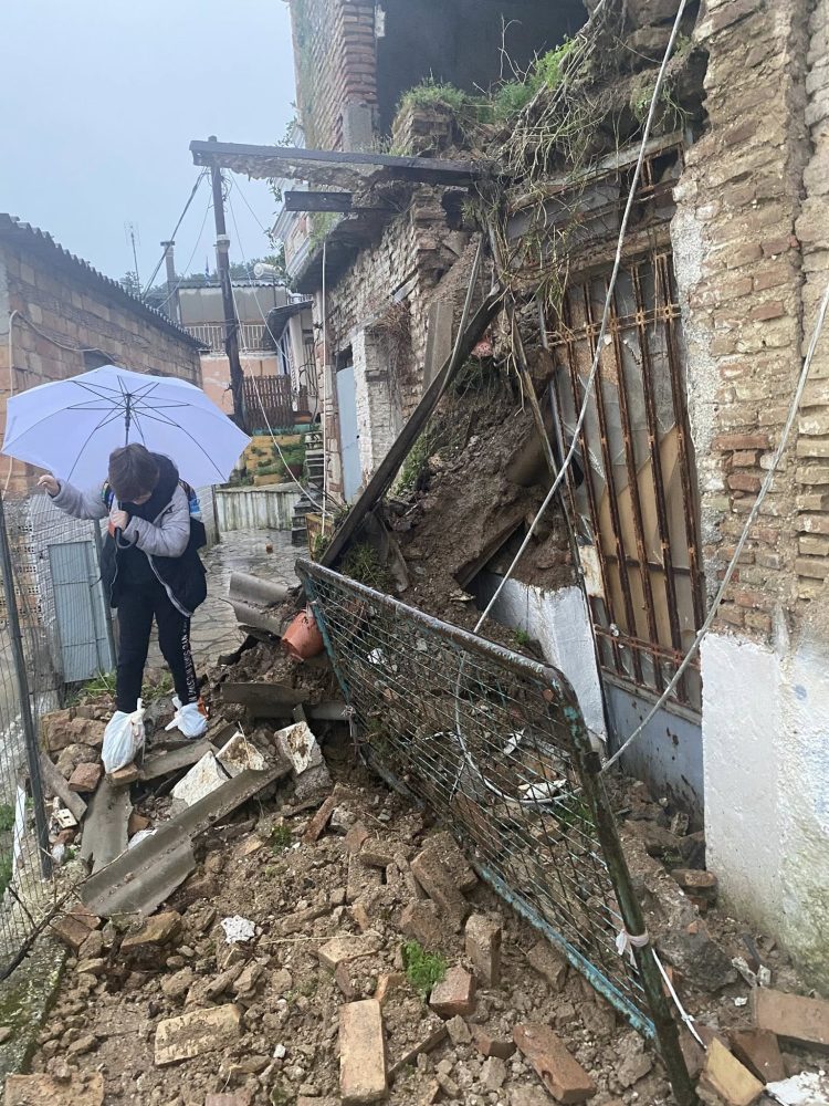 Πάτρα: Κατέρρευσε κτίριο στην Ανω Πόλη