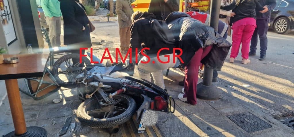 Πάτρα: ΙΧ παρέσυρε δίκυκλο με δύο άτομα στην Βορείου Ηπείρου! Πάνω στο πεζοδρόμιο το μηχανάκι - Φωτό σοκ! Πάτρα: ΙΧ παρέσυρε δίκυκλο με δύο άτομα στην Βορείου Ηπείρου! Πάνω στο πεζοδρόμιο το μηχανάκι - Φωτό σοκ!
