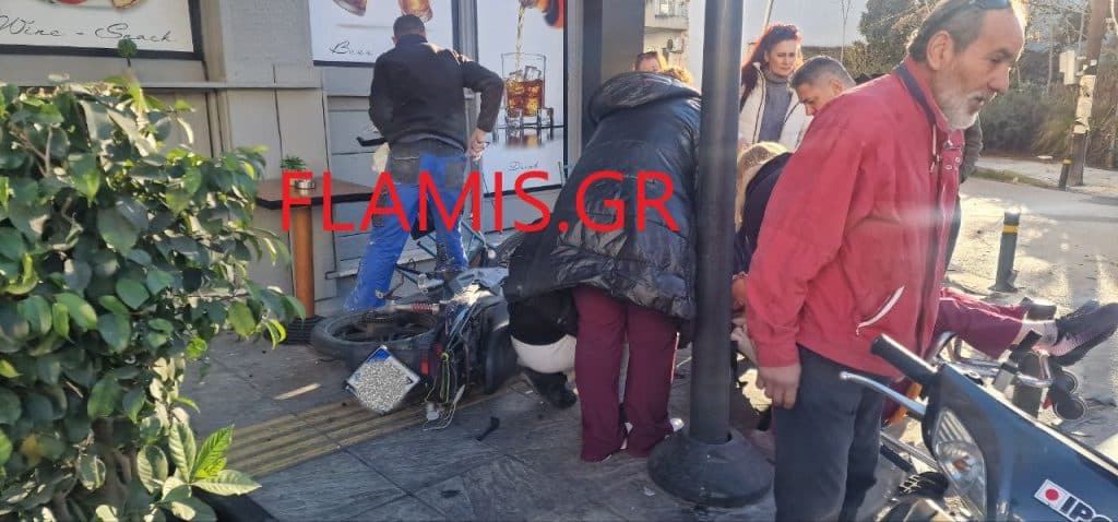 Πάτρα: ΙΧ παρέσυρε δίκυκλο με δύο άτομα στην Βορείου Ηπείρου! Πάνω στο πεζοδρόμιο το μηχανάκι - Φωτό σοκ!