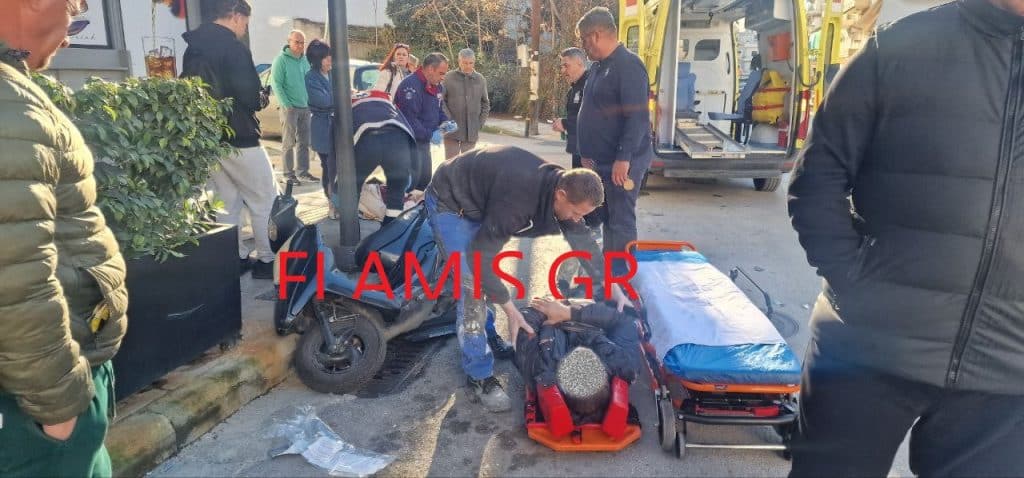 Πάτρα: ΙΧ παρέσυρε δίκυκλο με δύο άτομα στην Βορείου Ηπείρου! Πάνω στο πεζοδρόμιο το μηχανάκι - Φωτό σοκ!