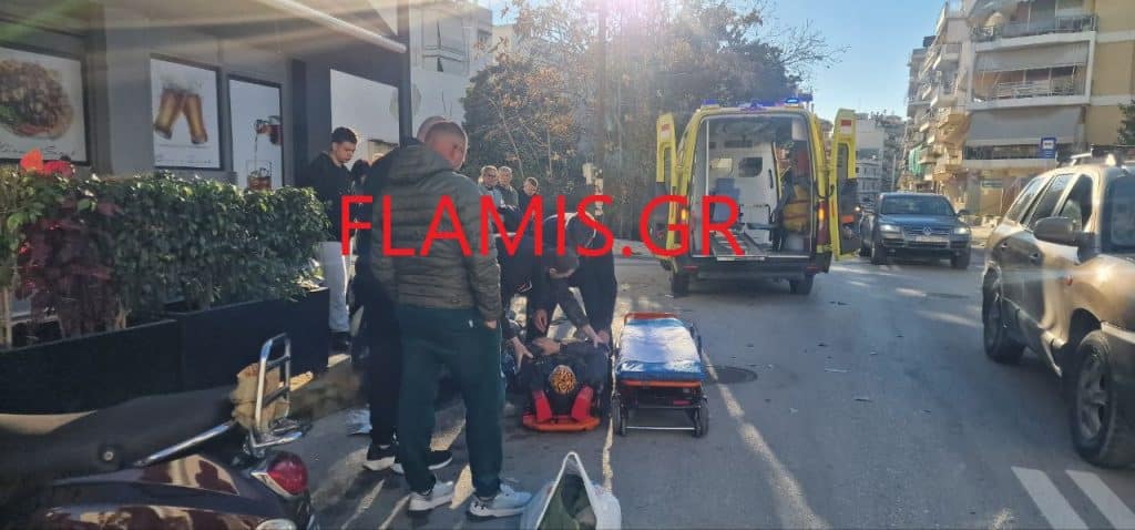 Πάτρα: ΙΧ παρέσυρε δίκυκλο με δύο άτομα στην Βορείου Ηπείρου! Πάνω στο πεζοδρόμιο το μηχανάκι - Φωτό σοκ!