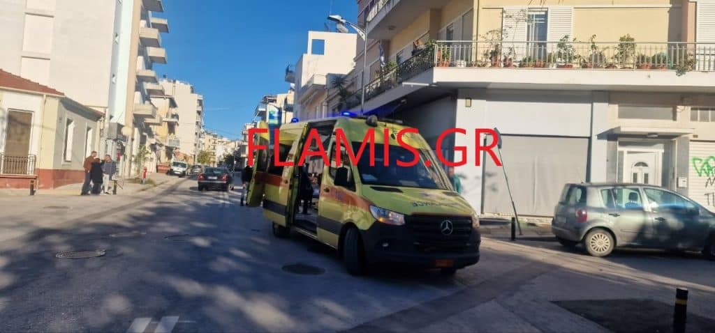 Πάτρα: ΙΧ παρέσυρε δίκυκλο με δύο άτομα στην Βορείου Ηπείρου! Πάνω στο πεζοδρόμιο το μηχανάκι - Φωτό σοκ!